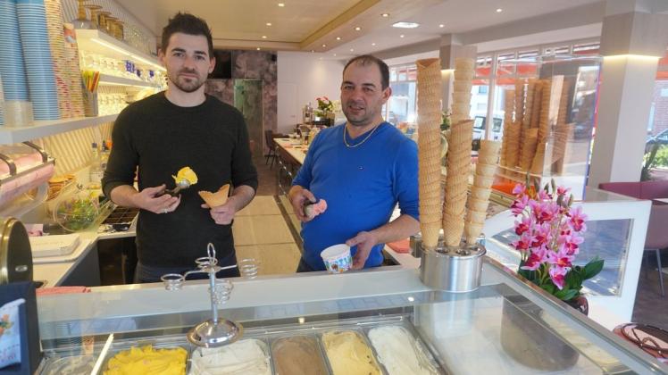Gemeinsam mit seinem Bruder Roberto (rechts) betreibt Enrico Feletti das Eisca´fe Lido an der Kuhstraße in Meppen. Auch das Eiscafé Feletto am Markt gehört der Familie. Gemeinsam mit seinem Bruder Roberto (rechts) betreibt Enrico Feletti das Eisca´fe Lido an der Kuhstraße in Meppen. Auch das Eiscafé Feletto am Markt gehört der Familie.
