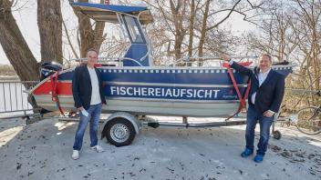 Martin Liebetanz-Vahldiek (links) von der Fischereibehörde und Umweltsenator Jens Kerstan (Grüne) eröffneten das neue Angelzentrum.