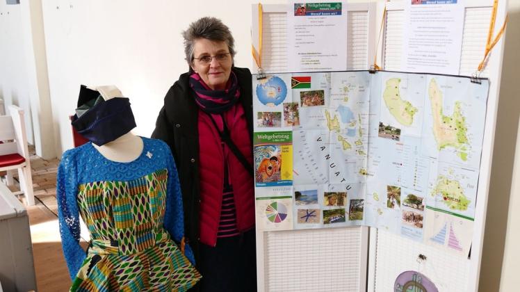 Sie hat die kreative Ausstellung zum Land Vanuatu aufgebaut: Heike Peters freut sich über 320 Euro für Frauenprojekte.
