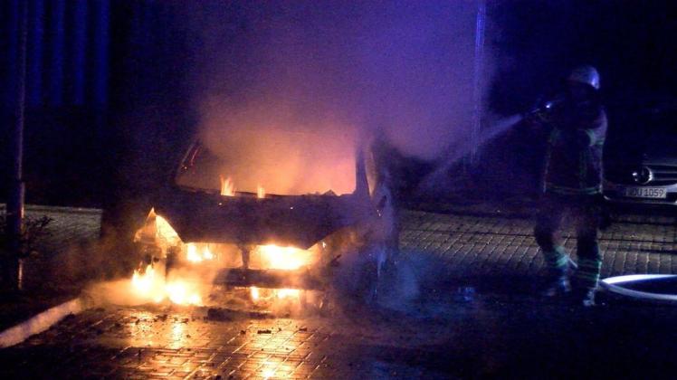 In Bremen sind in der Nacht zu Donnerstag ein Kastenwagen, ein Kleinwagen und ein Transporter in Flammen aufgegangen.
