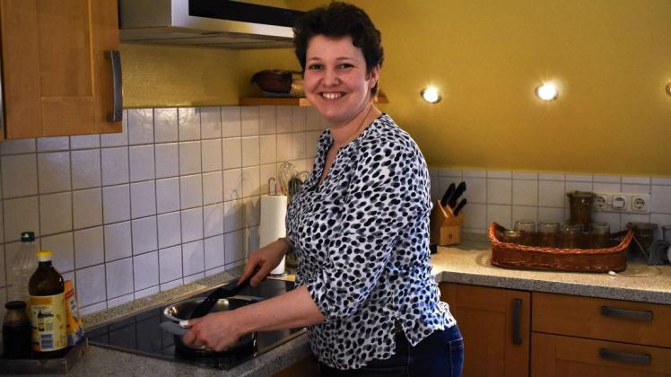 Tanja Schwarting bereitet schon einmal die Kruste für ihr Lieblingsrezept vor. Das Seelachsfilet kauft sie ausschließlich bei Forellen-Abel in Ganderkesee Habbrügge.