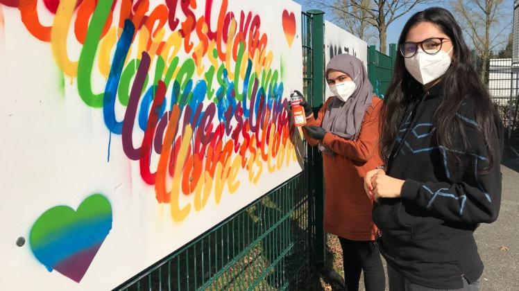 Vier Tage lang haben sie an ihren Graffiti-Botschaften gearbeitet (v.l.): Zeynep Karakaya und Şeniz Tiryaki.
