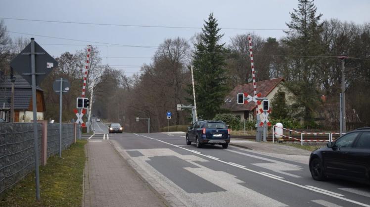 Am Bahnübergang Blankenberg an der B 192 findet eine Vollsperrung vom 9. April, 18 Uhr, bis 10. April, 18 Uhr wegen Bauarbeiten der Deutschen Bahn statt.