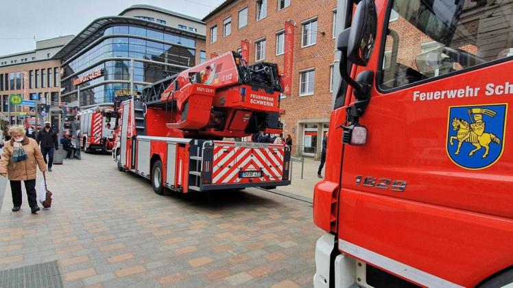 Nach der Auslösung eines Rauchmelders in der Sparkasse am Marienplatz rückte die Feuerwehr mit einem Großaufgebot an.