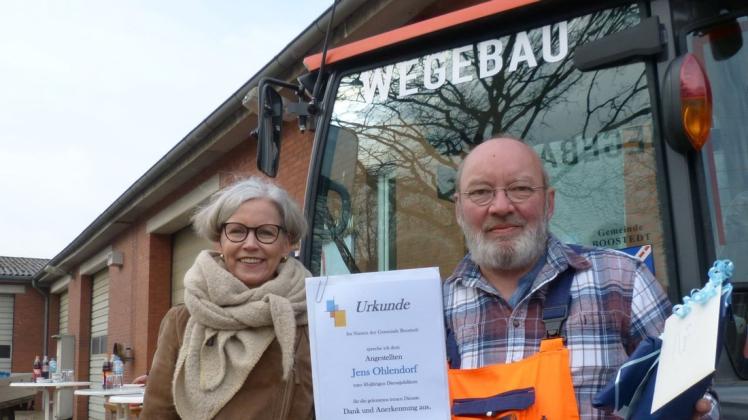 40 Jahre im Dienst der Gemeinde: Boostedts stellvertretende Bürgermeisterin Birgit Vonderschmitt dankte Jens Ohlendorf mit Präsenten und einer Urkunde.