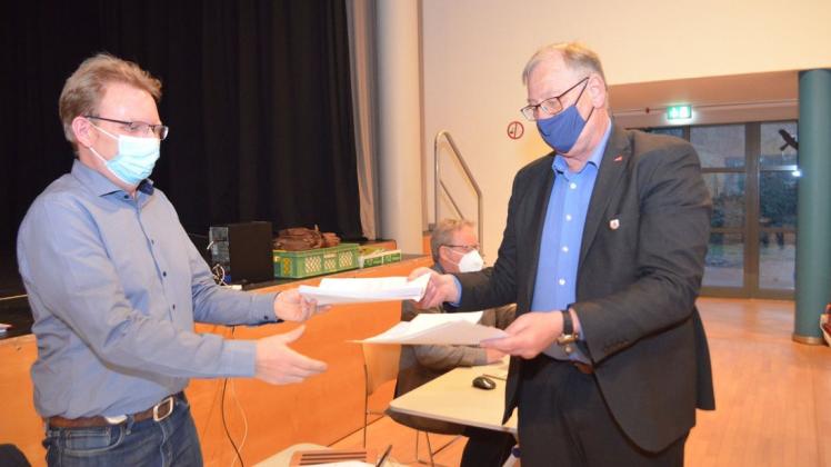 „Die Leute haben Angst“: Jörg Schröder (rechts) übergab Ausschussvorsitzendem Gernot Melzer Listen mit 122 Unterschriften gegen den Bau einer Obdachlosenunterkunft in der Breslauer Straße.