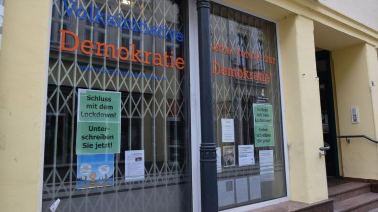 Im Schaufenster der Geschäftsstelle soll laut Stadtverwaltung ein Plakat mit der Aufschrift „Impfen macht frei“ gehangen haben.