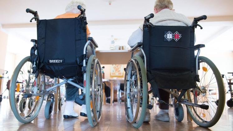 In Senioren  und  Pflegeheimen in  Mecklenburg-Vorpommern gelten  für  Bewohner und  Besucher  seit   1.  April  Lockerungen   vorausgesetzt,     seit  der  Zweitimpfung  in der  Einrichtung  sind   mindestens   zwei  Wochen  vergangen. Foto: Sebastian Kahnert/dpa-Zentralbild/dpa