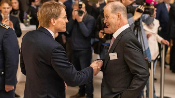 Alfred Koltermann (r.) sucht immer wieder den Kontakt zur Politik; wie hier beim Neujahrsempfang des Landes 2020 auf Schloss Gottorf mit Ministerpräsident Daniel Günther.