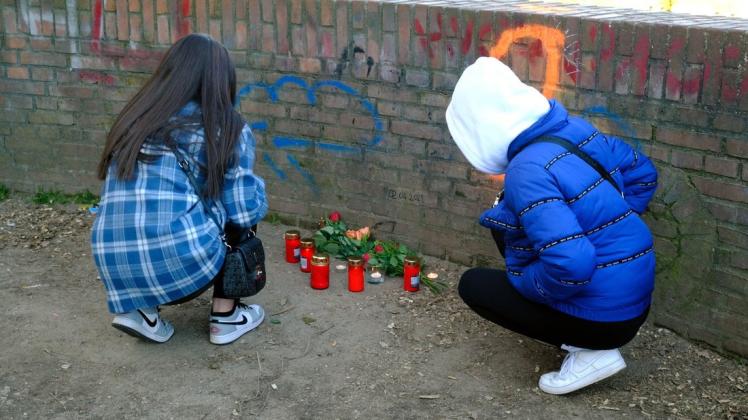 Zwei Freunde des 16-Jährigen legten am Samstag Blumen am Tatort nieder.