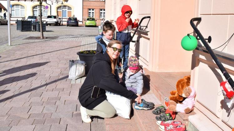 Sternbergs "Keramikmädchen" Cindy Seegert mit ihren Kindern  Arthur, Viktor und Ylvie (v.l.) macht bei der bundesweiten Kinderschuh-Aktion mit.