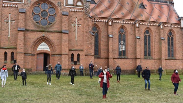 Vor der Kirche in Picher wurde am Sonntag getanzt: Die Mitglieder der Kirchengemeinde wollten sich ein fröhliches Osterfest auch durch Corona nicht vermiesen lassen.