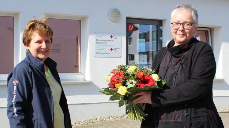 Einen Blumenstrauß gab es für Karin Rhein (r.) von Martina Glaser, Vorstandsmitglied des DRK-Kreisverbandes Güstrow, zur Berufung in die Geschäftsführung des DRK-Rettungsdienstes.