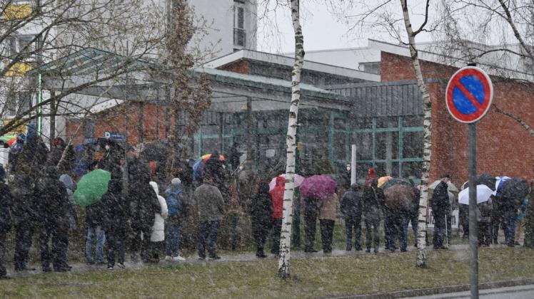 Trotz Schneesturms harrten hunderte über 60 Jahre alte Menschen am Ostermontag vor dem Impfzentrum in Wismar aus, um eine Corona-Schutzimpfung zu erhalten.