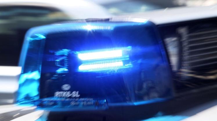 Mit eingeschaltetem Blaulicht stoppte eine Polizeistreife zwei betrunkene Autofahrer in Glückstadt.