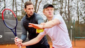 Bruno Alexander (22) schlüpft ab Mitte April 2021 in die Rolle des jungen Boris Becker. Für die Produktion des RTL-Films bereitet sich der 22-Jährige bereits seit einigen Monaten, u.a. mit Tennistrainer Christoph Radecke (37, l.) aus Hamburg, intensiv vor.