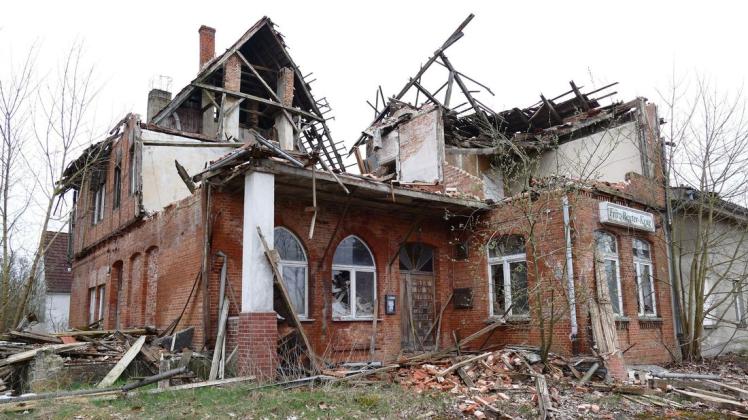 Die Ruine an der Bundesstraße 191 in Malliß bietet schon seit Jahren keinen schönen Anblick mehr. Nun soll sie abgerissen werden.