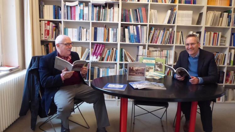 Arbeiten immer wieder gerne zusammen: Autor und Chronist Werner Garbas (li.) und Verleger Florian Isensee.