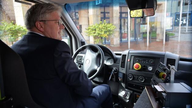 Hermann Meyering testet Elektrofahrzeuge auf Linien des Lili-Bus