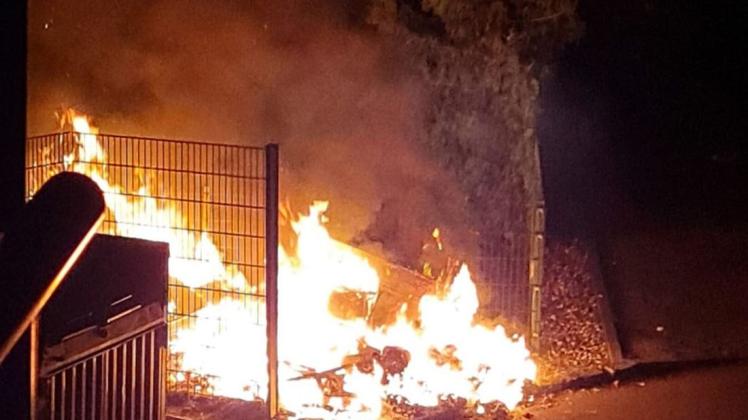 Unbekannte setzen Sperrmüllhaufen in Evershagen in Brand, die Tätersuche endete erfolglos.