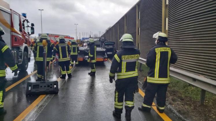 Feuerwehr, Rettungskräfte und Polizei sind nach einem Unfall auf der Autobahn 1 in der Abfahrt Osnabrück-Hafen vor Ort.