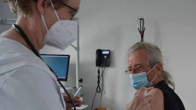 Die Ärztin Dörte Paulsen (l.) bereitet Karl Jöhnk aus Eckernförde auf seine Impfung vor.