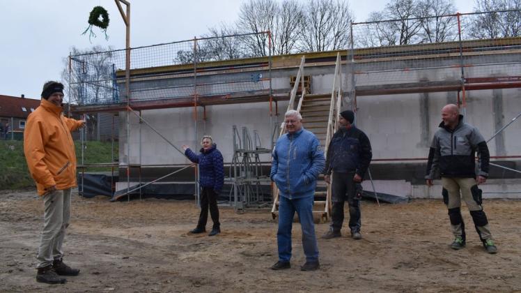 Richtfest mit Abstand: Volker Tremel, Hannelore Glagla und Joachim Tittelbach vom Argus-Vereinsvorstand (v.l.) freuen sich mit den Bauarbeitern über die Fertigstellung des Rohbaus der Schwimmhalle.