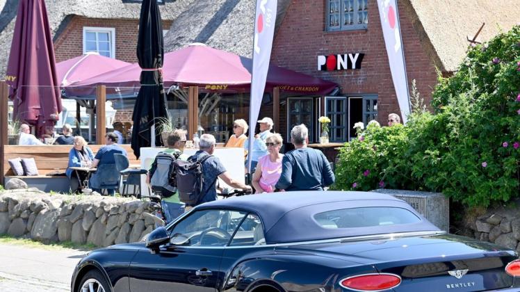 Ab Montag könnte es auch vor den Restaurants in Kampen wieder belebter werden, wie hier auf einem Foto vor dem "Pony" aus dem vergangenen Sommer.