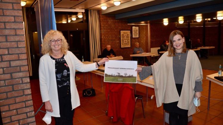 Projektmanagerin Astrid Hummel (r.) und Dannewerks Bürgermeisterin Anke Gosch stellten erste Entwürfe für ein Freiraumkonzept rund um das Unesco-Welterbe am Danewerk vor.