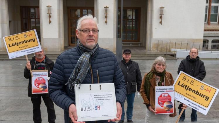 Übergeben Unterschriften an den Landtag: Otto Meyer mit den Mitstreitern der Bürgerinteressengemeinschaften gegen Straßenausbaubeiträge.