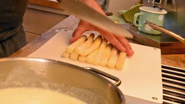 Stangenspargel - mit diesen Tipps gelingt er besonders intensiv. Stangenspargel - mit diesen Tipps gelingt er besonders intensiv.