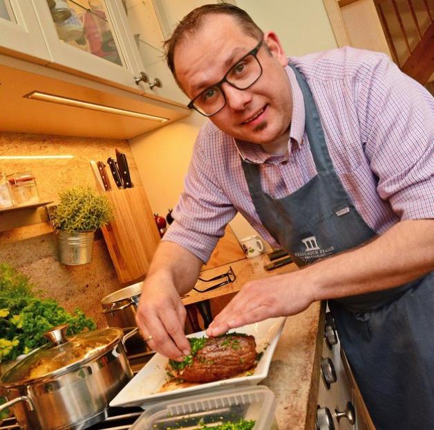 Ronny Siewert modifiziert die Gremolata mit Basilikum - "so denkt man wirklich, man sitzt mitten im Garten". Ronny Siewert modifiziert die Gremolata mit Basilikum - "so denkt man wirklich, man sitzt mitten im Garten".
