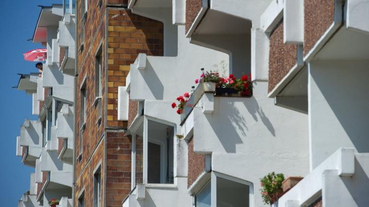 Blick auf einen Neubaublock aus DDR-Zeiten in Greifswald.