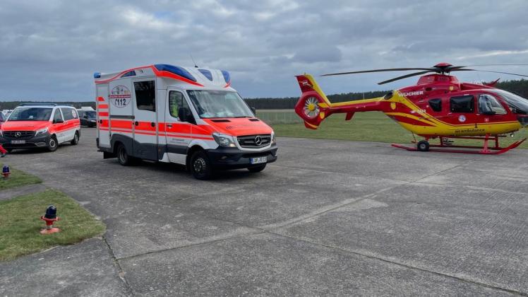 Dieser moderne Eurocopter ist seit ein paar Wochen als Ambulanzhubschrauber in Neustadt-Glewe stationiert. Die Betreiberfirma klagt über Boykottmaßnahmen der Leitstelle. Sie habe zwei Schwerverletzte nicht transportieren dürfen, obwohl es eine Genehmigung für die Notfallrettung vom Land gäbe. Um diese Genehmigung gibt es Streit.