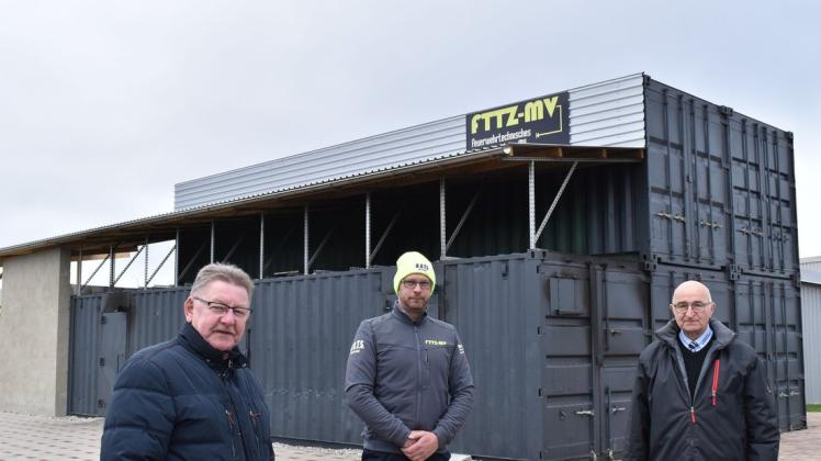 Das Feuerwehrtechnische Trainingszentrum MV in Lübesse ist fertig.  Bürgermeister Burkhard Engel (l.) und Georg Ihde (r.) vom Zweckverband Schweriner Umland freuen sich über so viel Mut von Investor Michael Spelling.