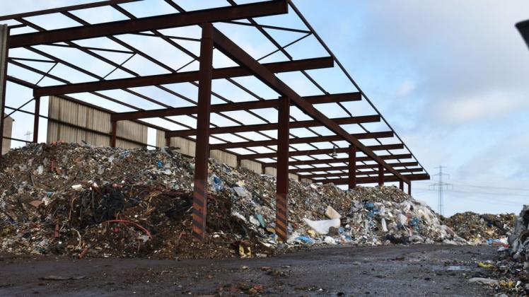 Riesige Müllberge in Güstrow beschäftigen die Behörden – und jetzt auch die Umwelt-Organisation Greepeace.