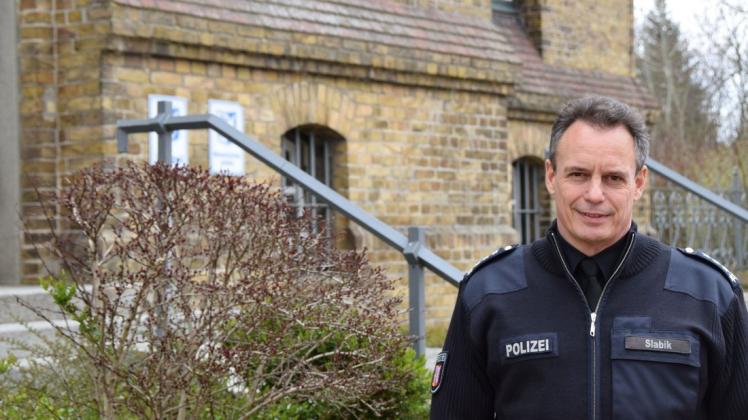 Peter Slabik vor seiner neuen Arbeitsstätte: Seit 1. März ist er Leiter des Polizeireviers Kappeln.