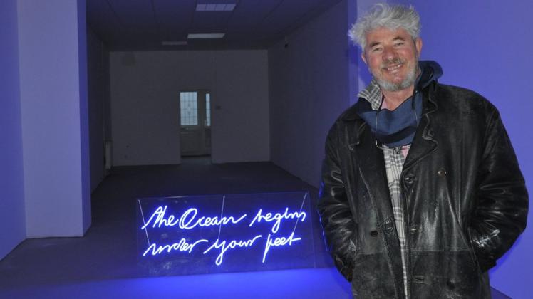 Die Parchimer dürfen die Lichtinstallation von Herbert Hundrich vor den Venezianern ansehen.