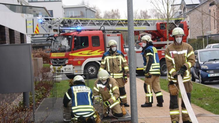 Angebranntes Essen auf der heißen Kochplatte hat am Sonntagmittag für einen Einsatz der Feuerwehr in einem Mehrfamilienhaus in der Straße Lange Asper in Wentorf bei Hamburg gesorgt.