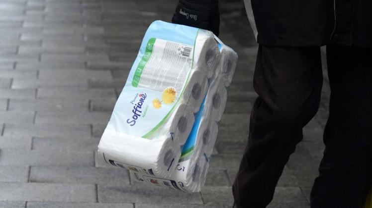 Klopapier: Vor gut einem Jahr war eine Packung ein begehrtes gut. Das hat sich mittlerweile gelegt. Doch jetzt wird es teurer.
