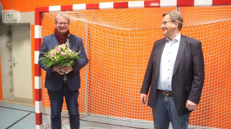 Knapp 30 Jahre politisches Engagement für Haseldorf: Zum Abschied gab es in der Gemeindevertretersitzung von Bürgermeister Klaus-Dieter Sellmann (rechts, BfH) Blumen für Thomas Hölck (SPD).