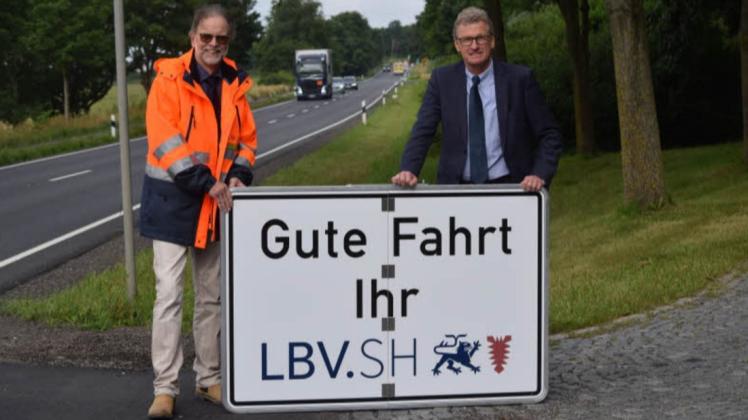 Verkehrsminister Bernd Buchholz (r.) und Torsten Conradt, Leiter des Landesbetriebs Straßenbau und Verkehr, stellten die Baumaßnahmen für den Kreis Steinburg im Jahr 2021 vor.