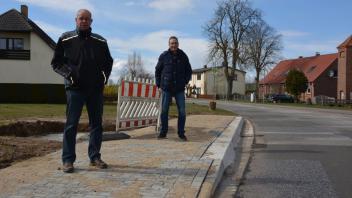Wittendörps Bürgermeister Kurt Bartels (vorne) und Verwaltungsmitarbeiter Dirk Schulz haben sich die neue Bushaltestelle im Ortsteil Döbbersen angeschaut.