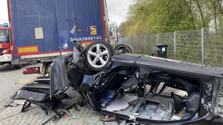 Der Mercedes-Fahrer verstarb im Unfallwrack.