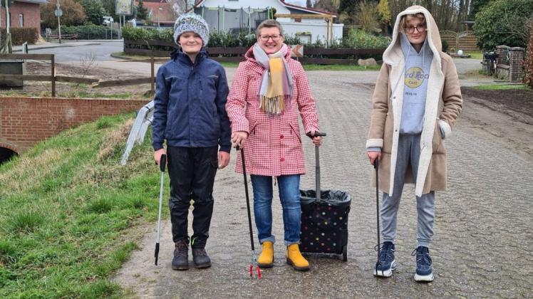 Bianca Kröger (mitte) und ihre Kinder Lennox (links) und Lara (rechts) machen das Müllsammeln zu ihrem Corona-Hobby.
