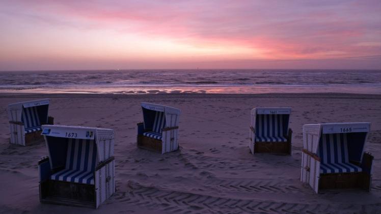 Sonnenuntergang und ein leerer Strand auf der Insel Sylt. Mit dem Modellprojekt könnten erstmals wieder Touristen auf die Insel zurückkehren.