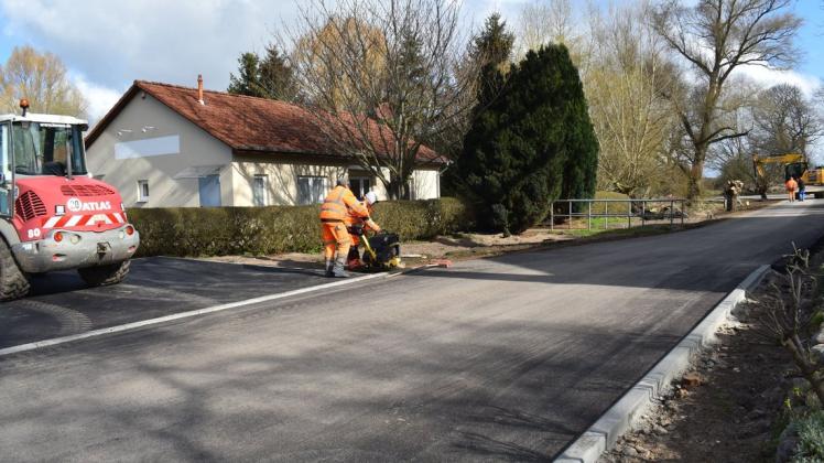 Letzte Arbeiten an der Stichstraße am Gemeindezentrum in Neuendorf.