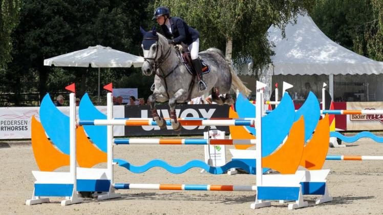 Laura Voigt (RV Ganderkesee) und ihr Cracker By Jet sind für den U25-Springpokal nominiert worden. Laura Voigt (RV Ganderkesee) und ihr Cracker By Jet sind für den U25-Springpokal nominiert worden.