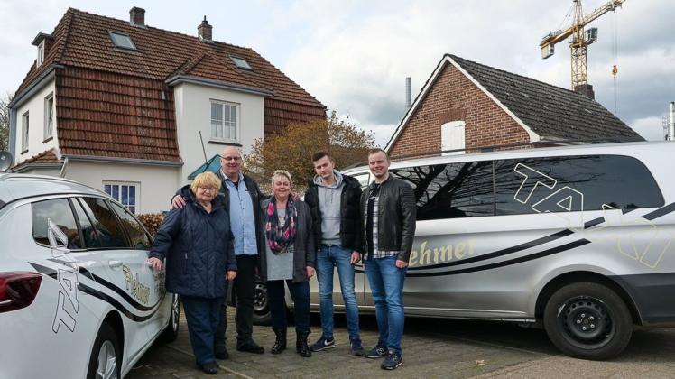 Ein Ganderkeseer Familienunternehmen mit Tradition: Inge, Andreas, Ulrike, Tim und Cedric Flehmer feiern in diesem Monat das 50-jährige Bestehen von Taxi Flehmer.