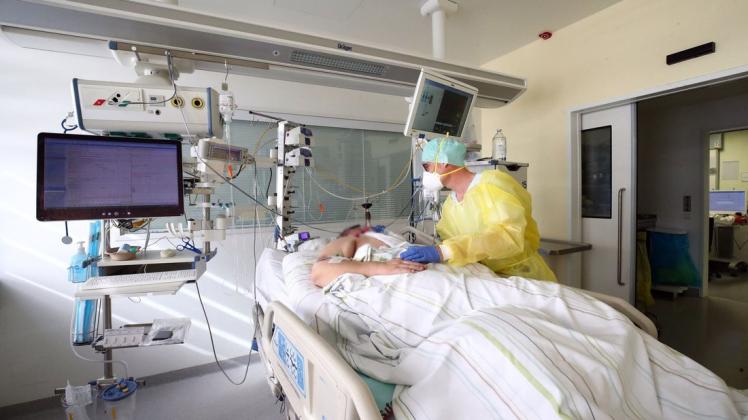Patienten auf einer Covid-19-Intensivstation: In Itzehoe benötigen derzeit sechs Menschen intensivmedizinische Betreuung wegen einer Corona-Erkrankung.
